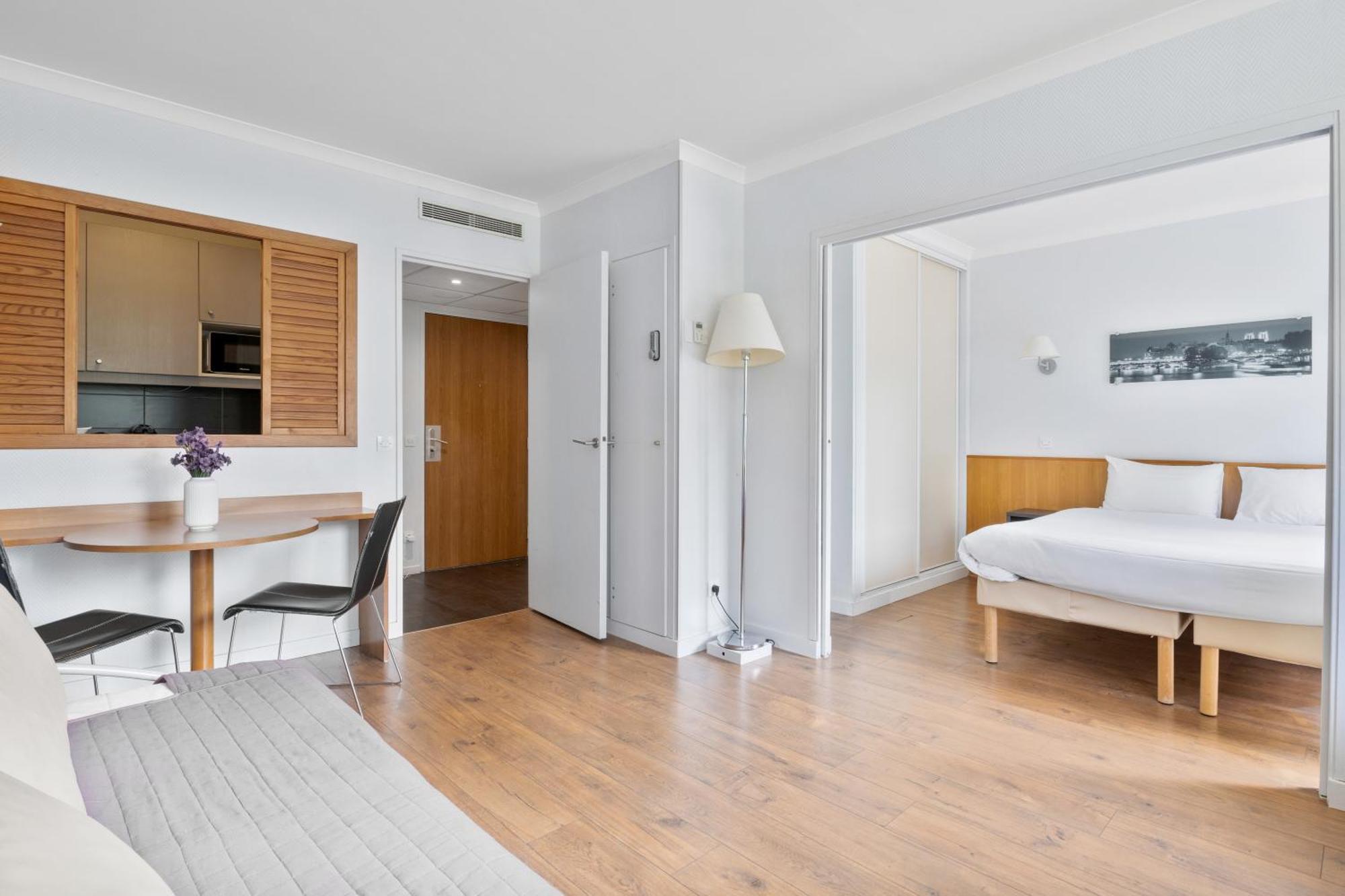 Grand Appartement Avec Balcon - Proche Parc Des Expo - Parking Privee 이씨레물리노 외부 사진